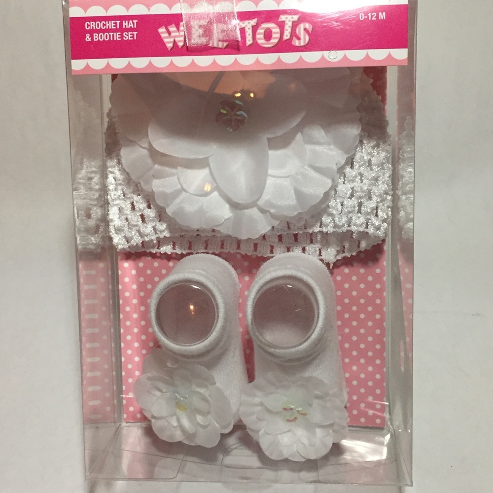 WEE TOTS crocheted Baby Hat & Booties Set!